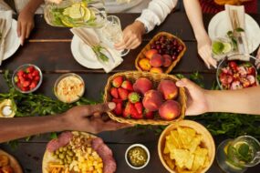 Letni stół: jak stylowo zaaranżować garden party lub kolację na&nbsp;tarasie?